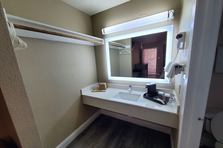 Room 17 of 30
