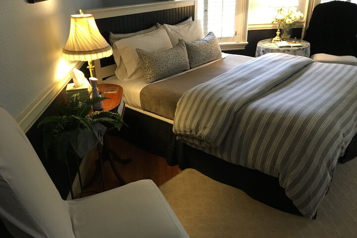 PineCrest Inn