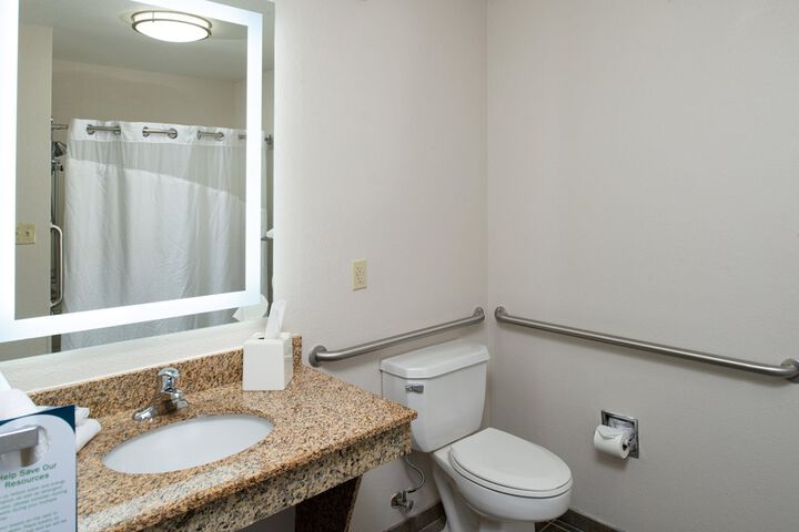 Holiday Inn Express Farmington - Bloomfield by IHG