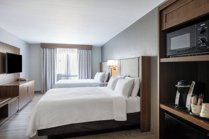 Room 32 of 76