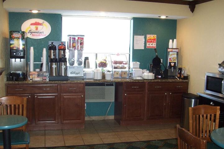 Super 8 by Wyndham Roseville / Detroit Area