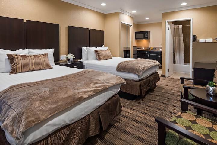 Room 4 of 12