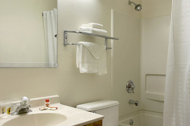Room 8 of 9