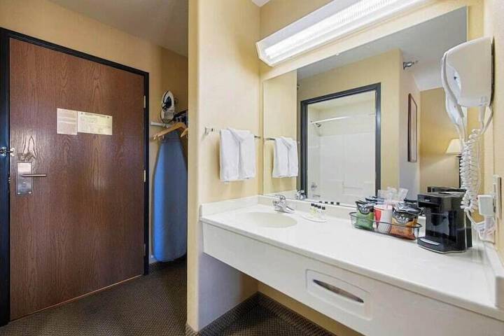 Pinedale Hotel & Suites