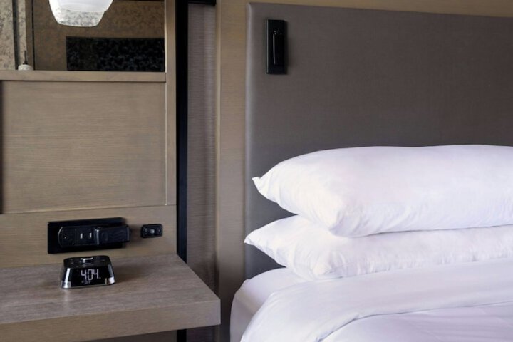 Room 32 of 73