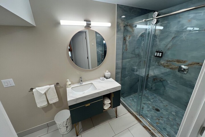 Lighthouse Inn & Suites