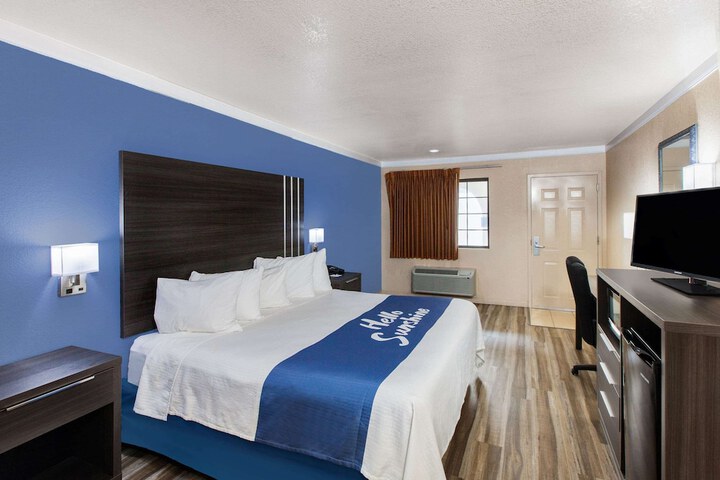 Room 7 of 16