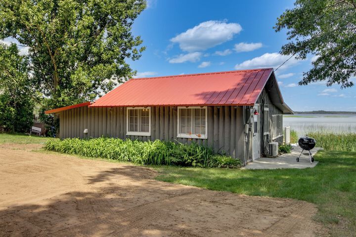 Lakefront Motley Cabin w / Private Deck + Dock!