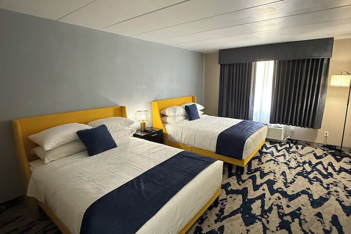 Lighthouse Inn & Suites