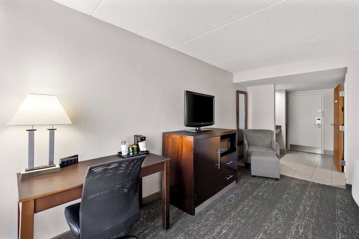 Best Western Luxbury Inn Fort Wayne