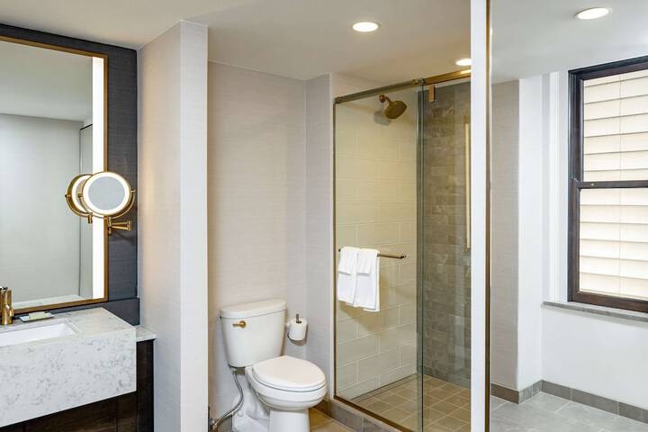 Hotel Fort Des Moines Curio Collection by Hilton