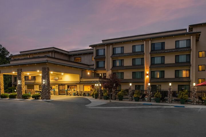 Yosemite Southgate Hotel & Suites