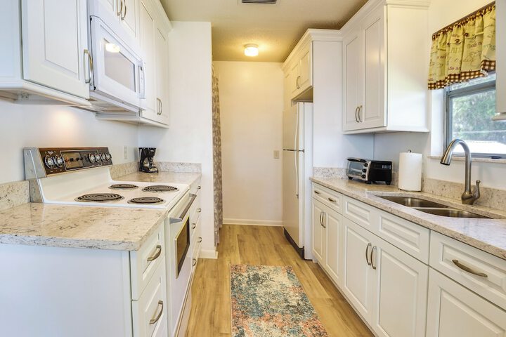 Renovated Crescent Lake Escape w / Waterfront Deck!