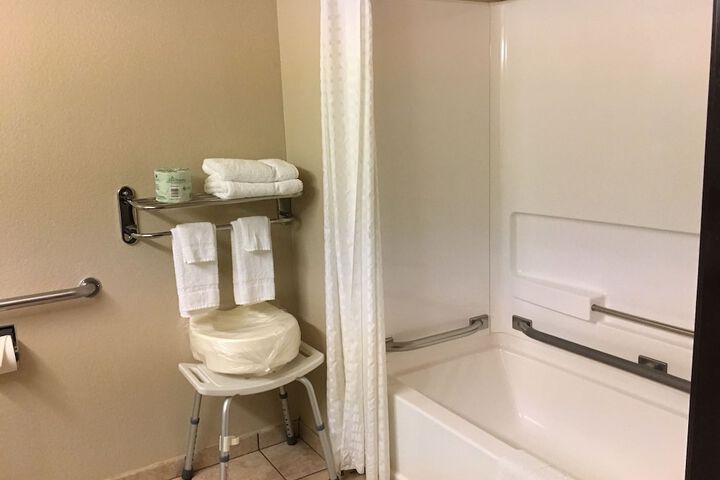 Super 8 by Wyndham Weston WV