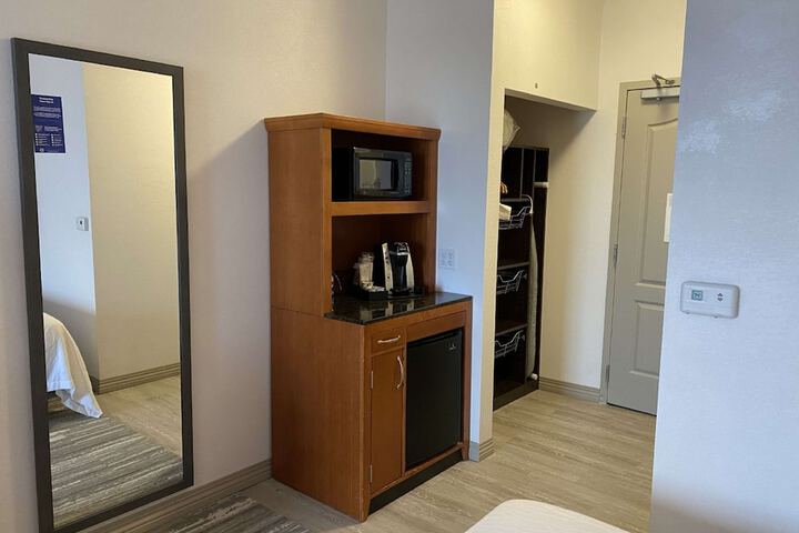 Room 33 of 47