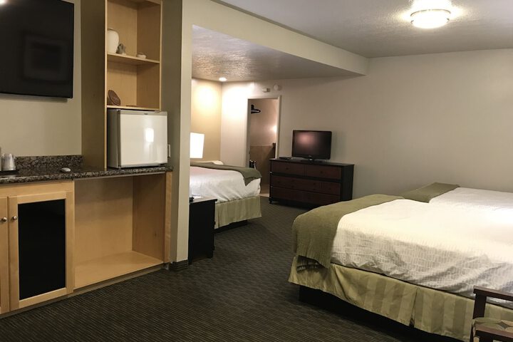 Dinosaur Inn & Suites