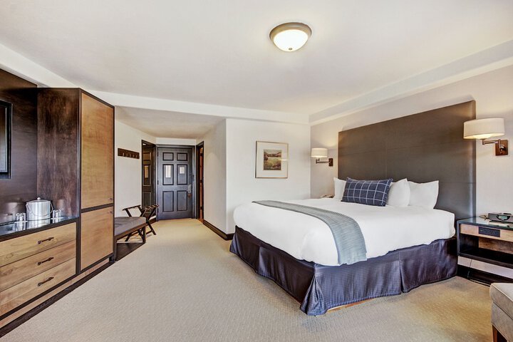 Room 51 of 242