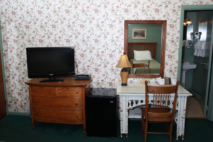 Room 17 of 37