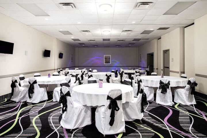 Ballroom/Hall 31 of 34