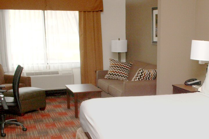 Holiday Inn Express & Suites Cumberland - La Vale by IHG