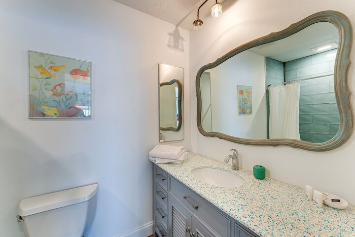 Breezy Englewood Condo w / Community Pool!