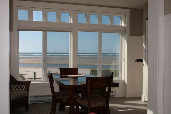 The Waves / The Argonauta Inn/The White Heron Lodge