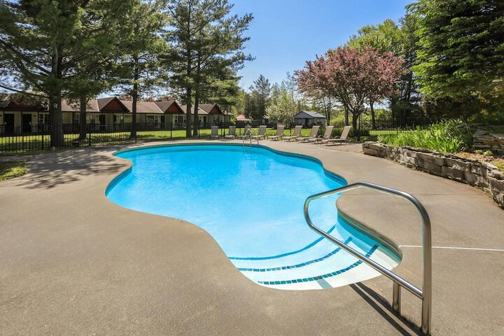 Super 8 by Wyndham Gananoque / Country Squire Resort