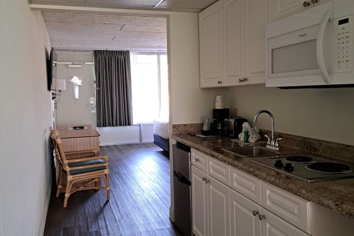 Days Inn & Suites by Wyndham Jekyll Island
