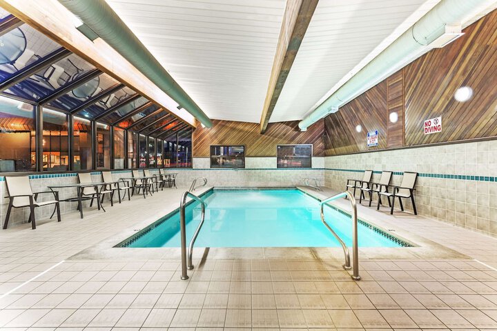 Days Inn & Suites by Wyndham Logan