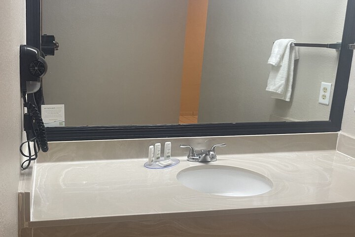 Red Roof Inn & Suites Hinesville