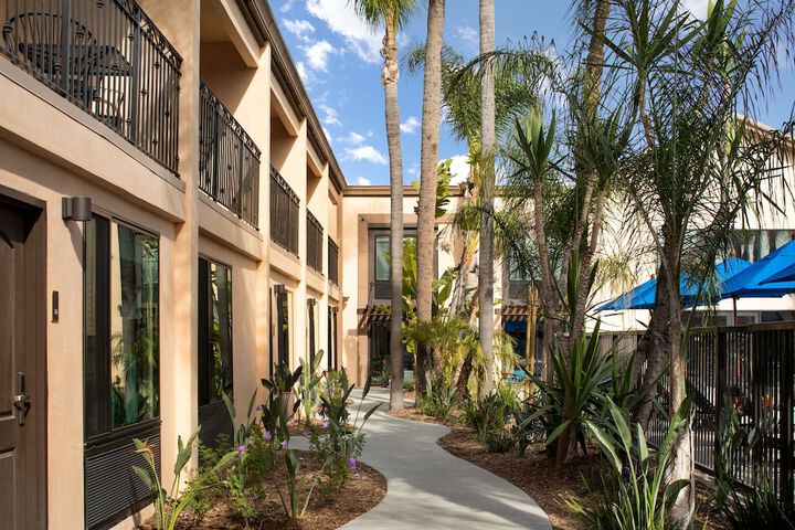 Hotel Exterior 48 of 52