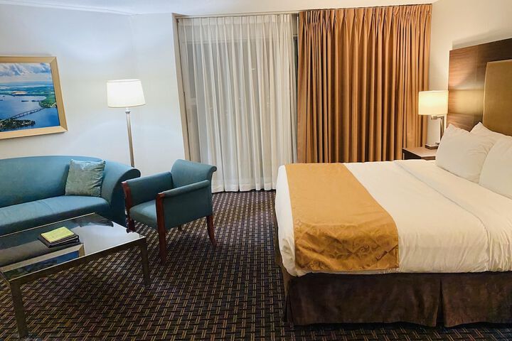 Ramada by Wyndham Belleville Harbourview Conference Centre