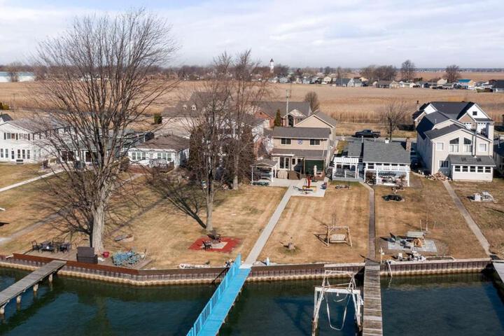Lakeside Bliss 2BR 1BA with All Modern Comforts
