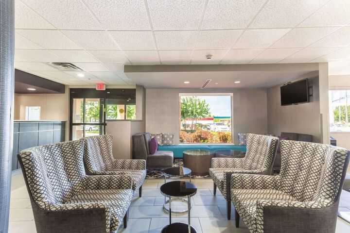 La Quinta Inn & Suites by Wyndham Jackson Airport / Pearl