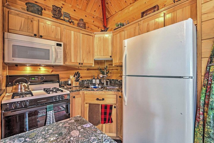 Furnished Deck: Romantic Strawberry / pine Studio!