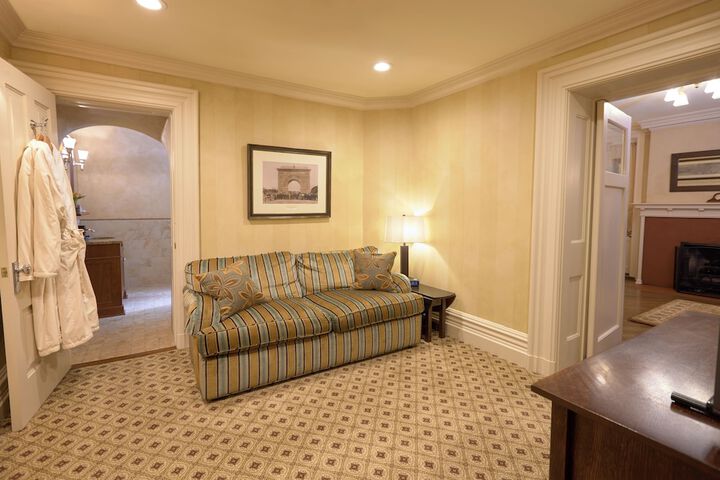 Room 9 of 37