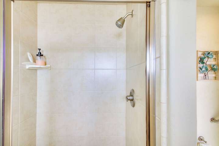 Quiet Waterfront Escape w / Hot Tub & Beach Access!