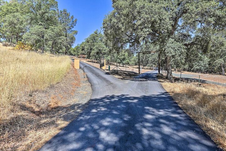 Luxe Auburn Hideaway w / Tennis Court & Views!