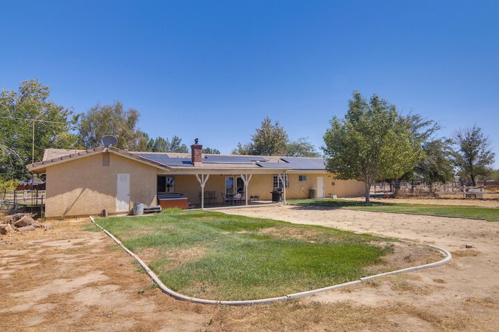 Spacious Lancaster Family Ranch - BBQ & Patio