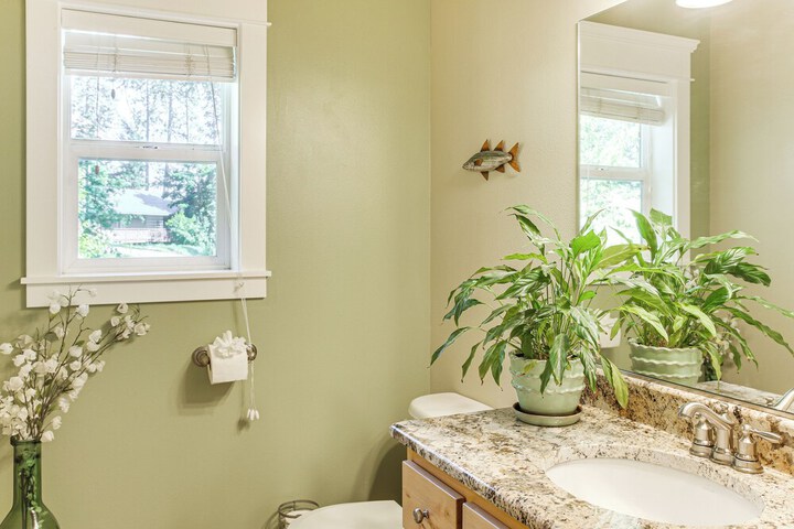 Rathdrum Home w / Hot Tub: Steps to Beach Access!