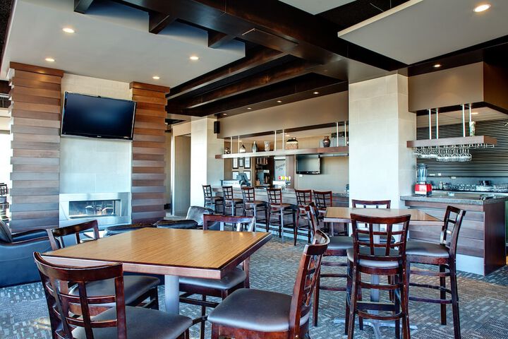 Lounge 43 of 50