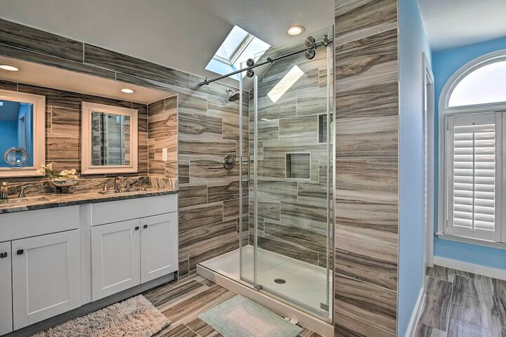 Luxurious Waterfront Home w / Private Pier & Views!