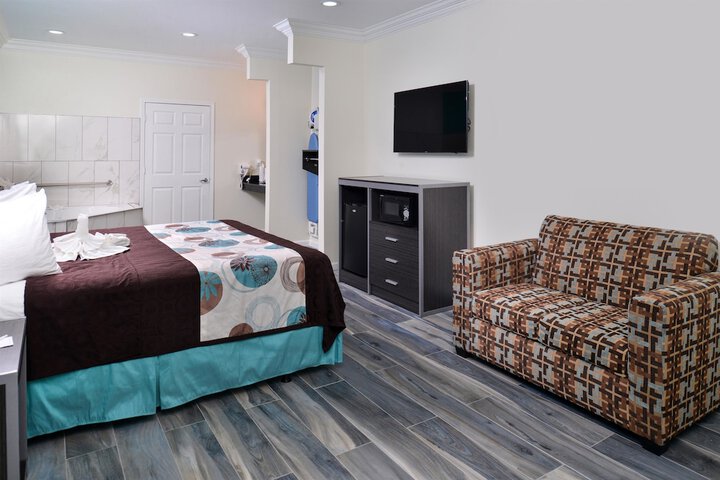 Room 10 of 21