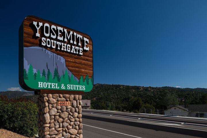 Yosemite Southgate Hotel & Suites