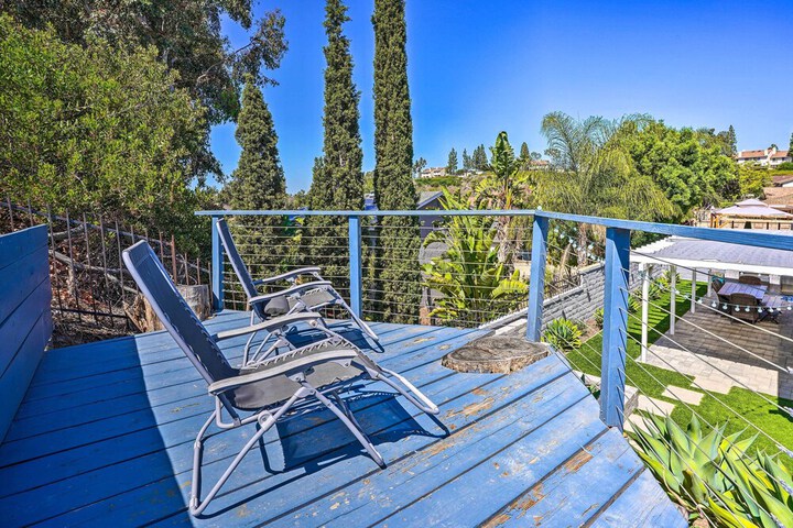 Sunny Orange County Abode w / Fire Pit & Backyard!
