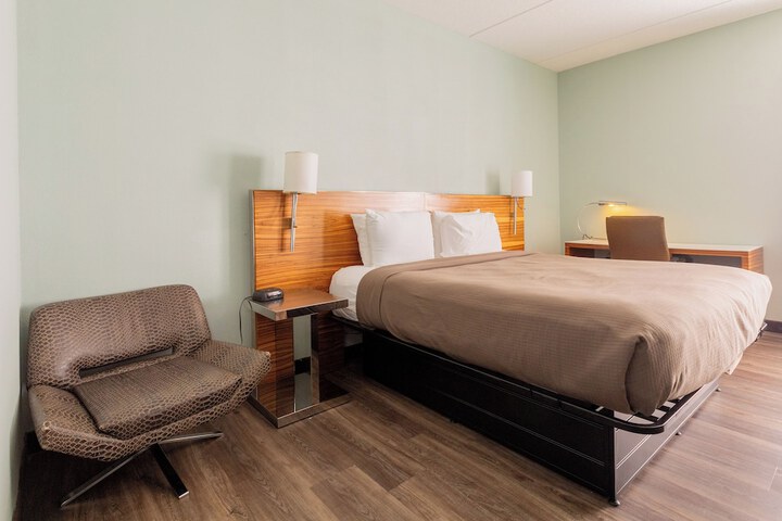 Room 4 of 8