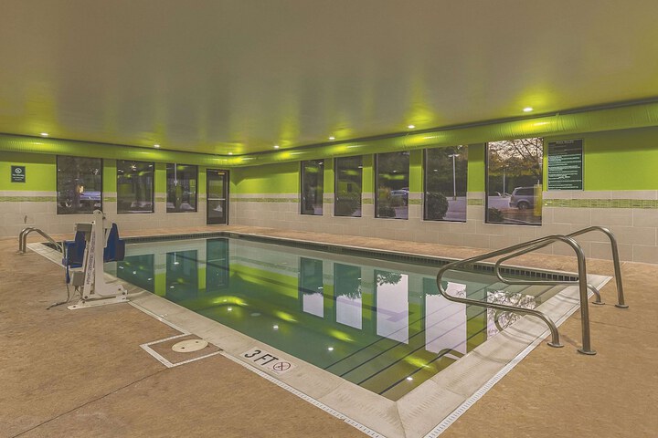 La Quinta Inn & Suites by Wyndham Cleveland Airport West