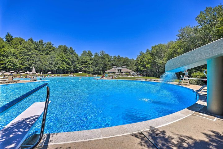 Hike Golf & Explore: Pocono Pines Townhome