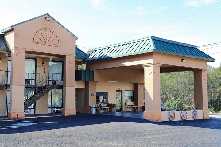 Super 8 by Wyndham Marion NC