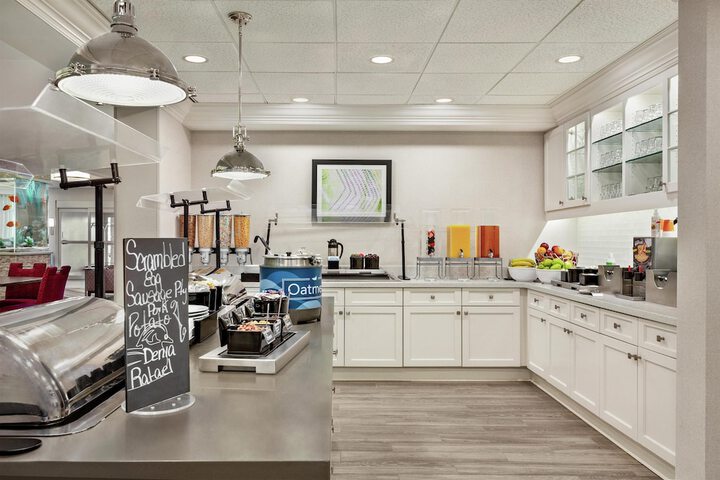 Homewood Suites by Hilton Fort Myers Airport / FGCU